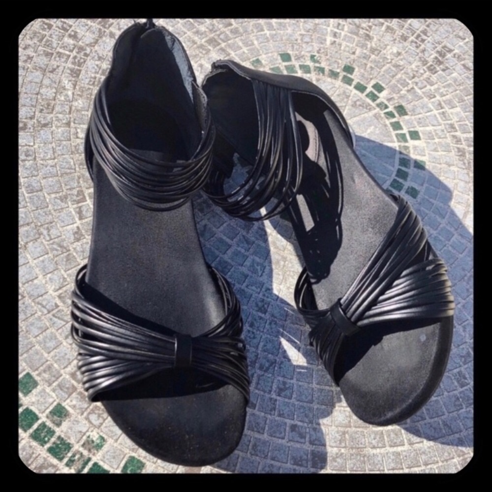 SOLD!!!Giani Bernini Gladiator Sandals Size 6